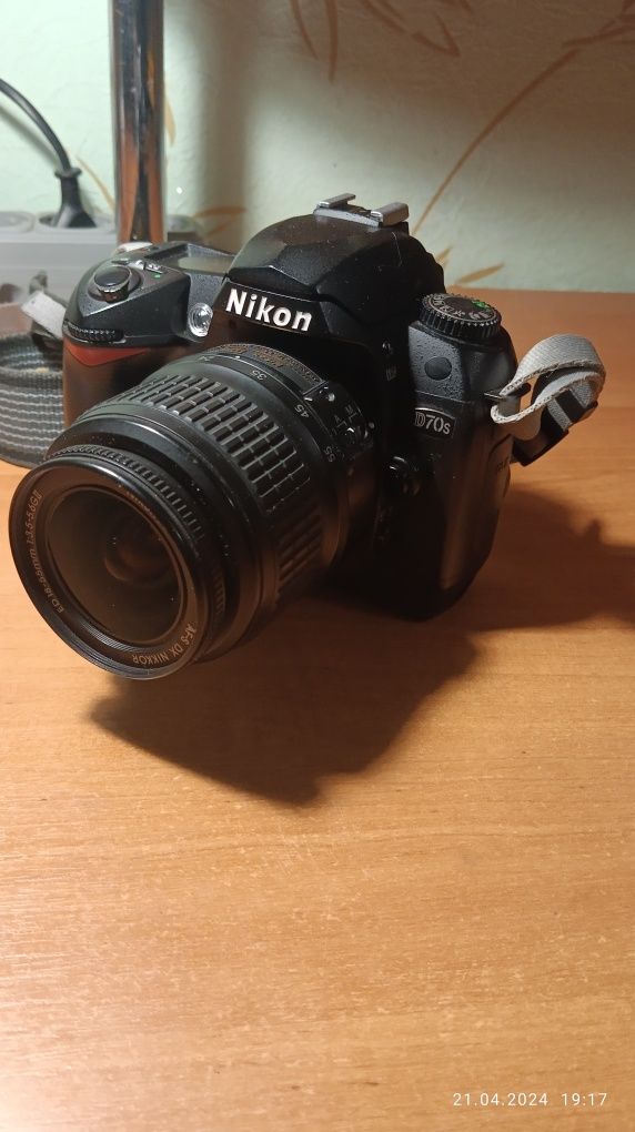 Електронный фотоаппарат Nikon b70 s.