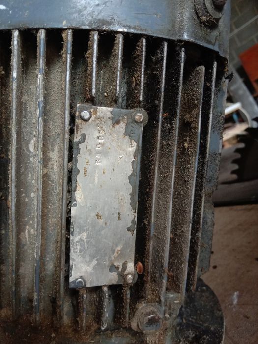 Двигун з фланцем