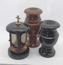 Вази, фотокераміка, лампадки. Все для оформлення пам’ятника в Луцьку