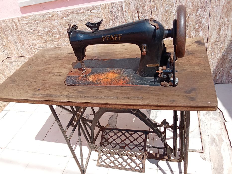 Máquina de costura pfaff antiga