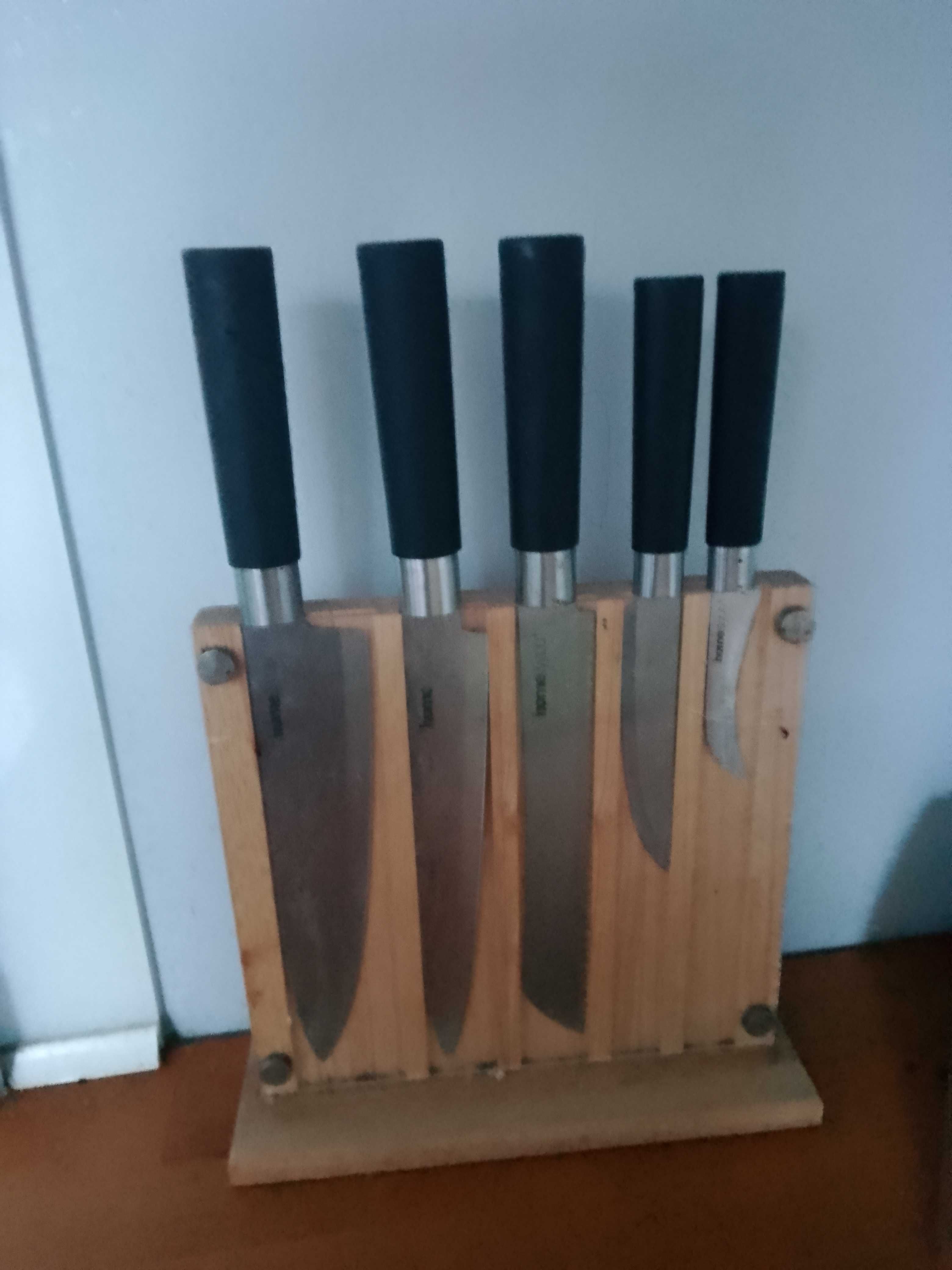zestaw noży w drewnianym boksie - praktycznie nieużywane
