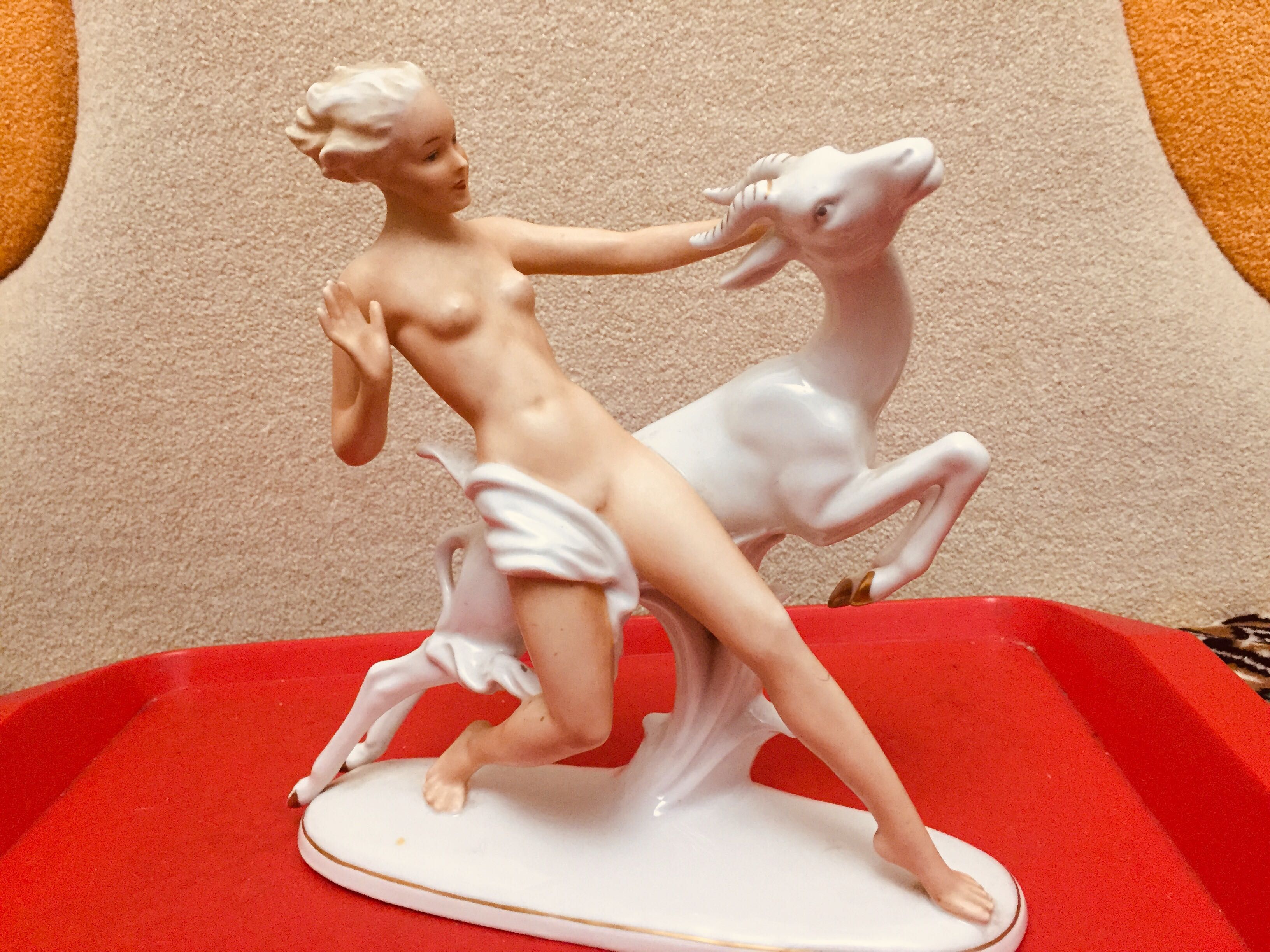 Немецкую фарфоровую статуэтку  SHAU BACH KUNST Девушка с ланью 3800 гр