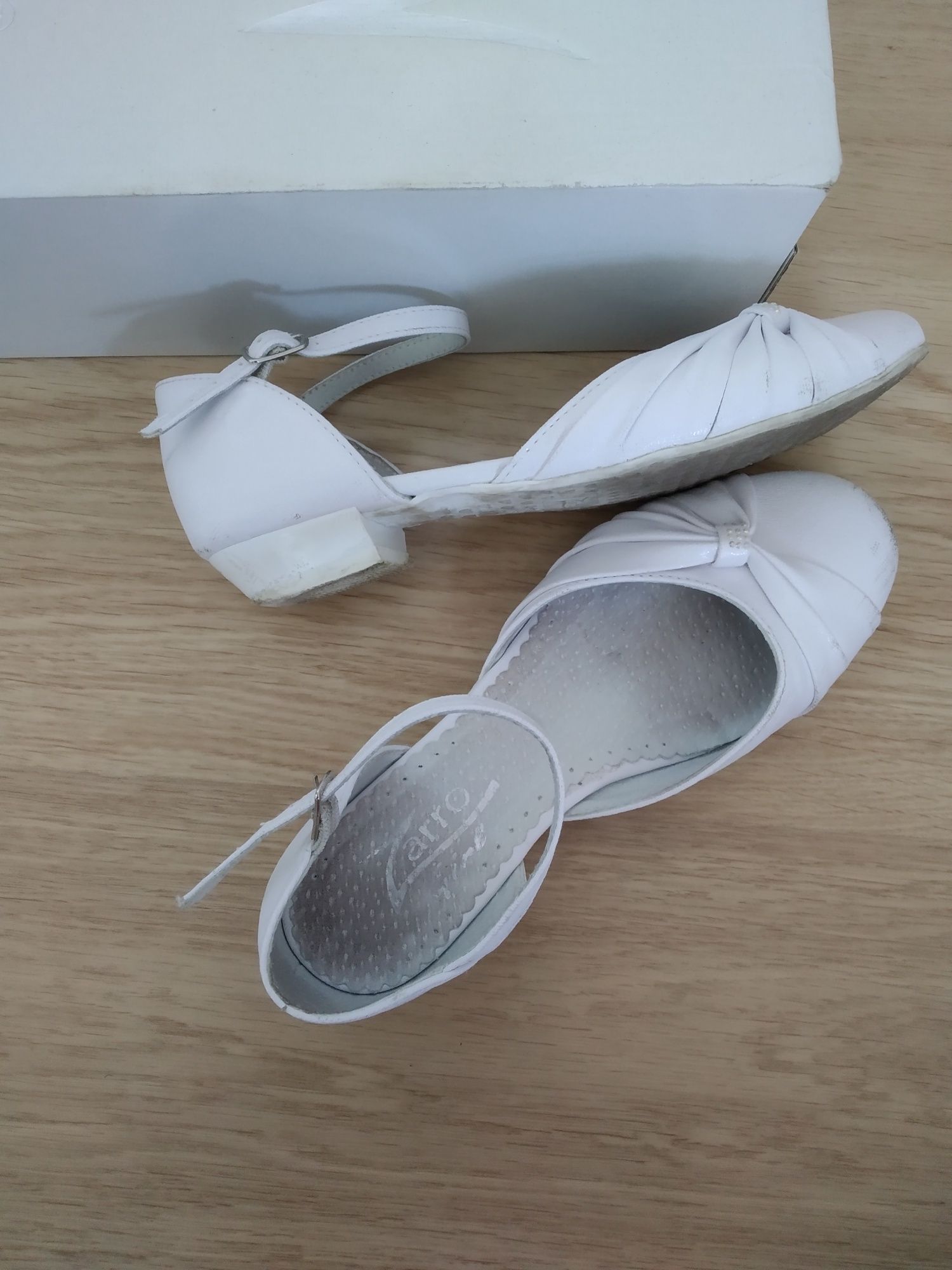 Buty białe wizytowe r. 34