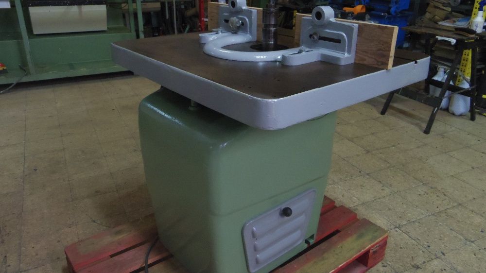 Tupia com mesa inclinável - carpintaria