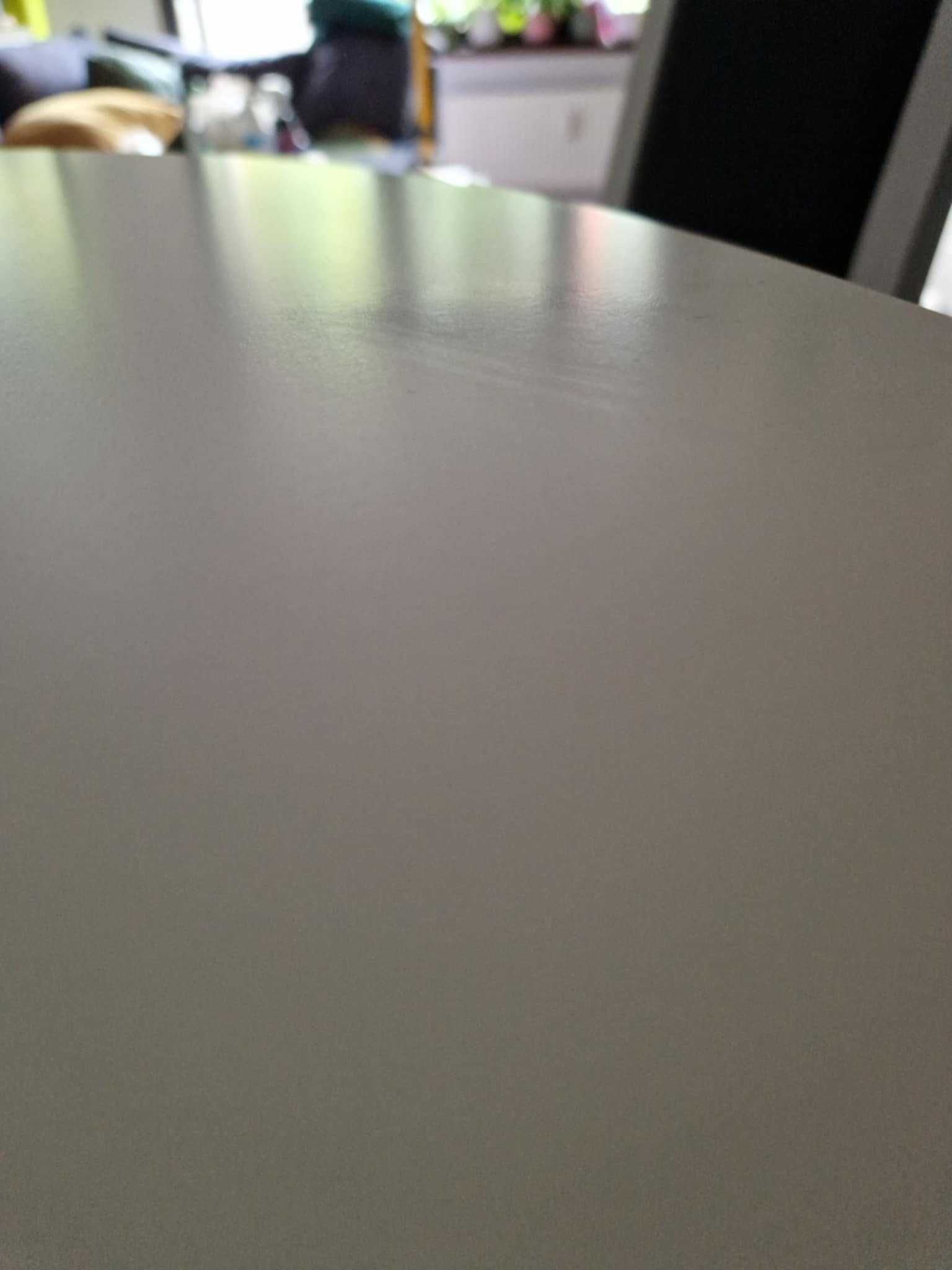 Rozkładany stół z czterema krzesłami