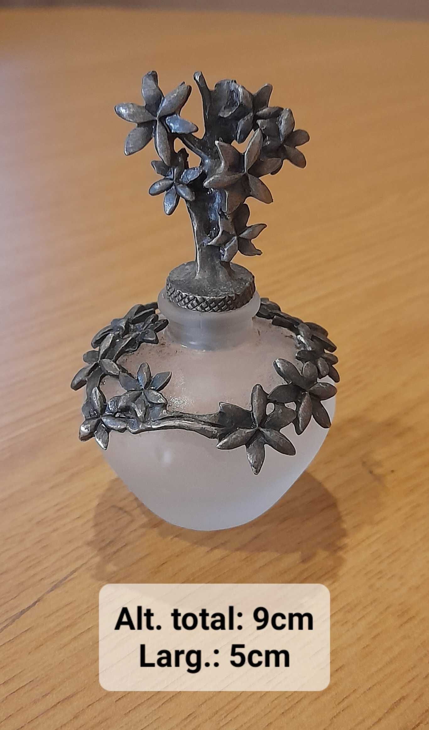 Frasco de perfume em vidro fosco