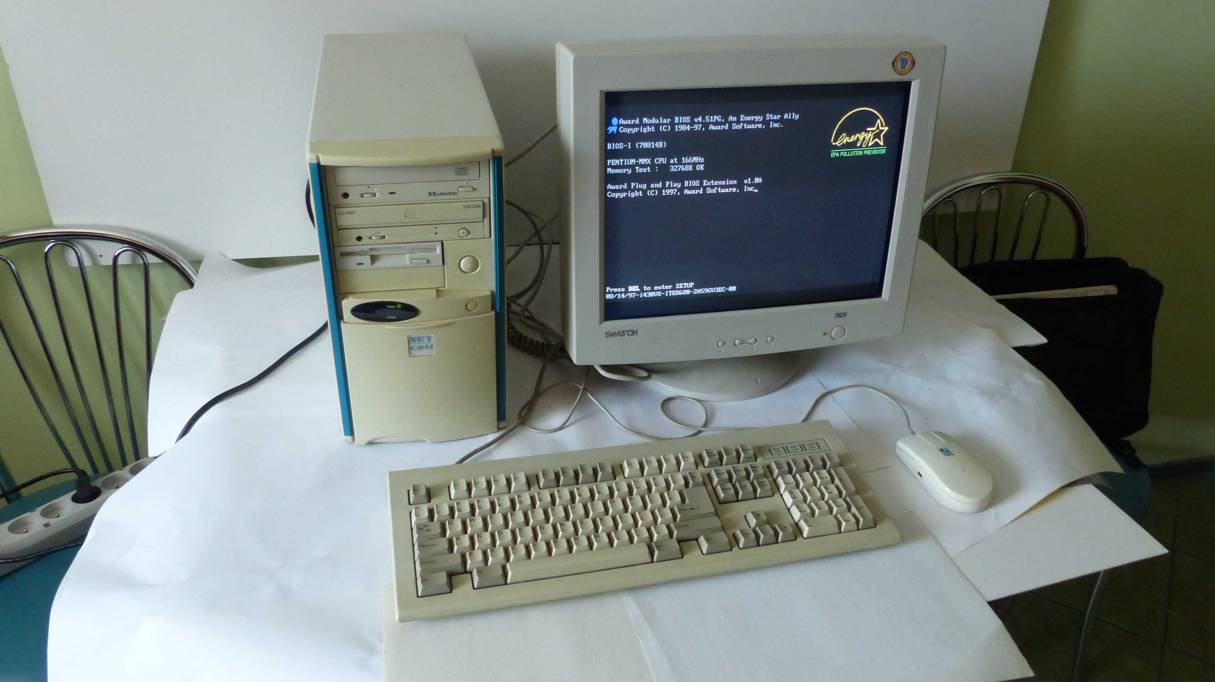 Komputer retro Pentium 160 z monitorem