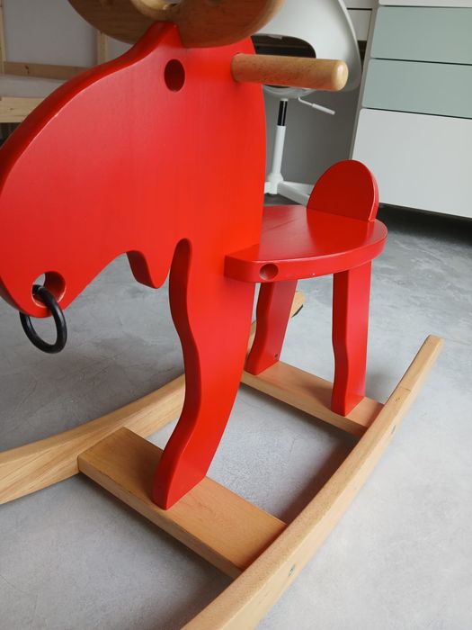 Rena “cavalo” de baloiço