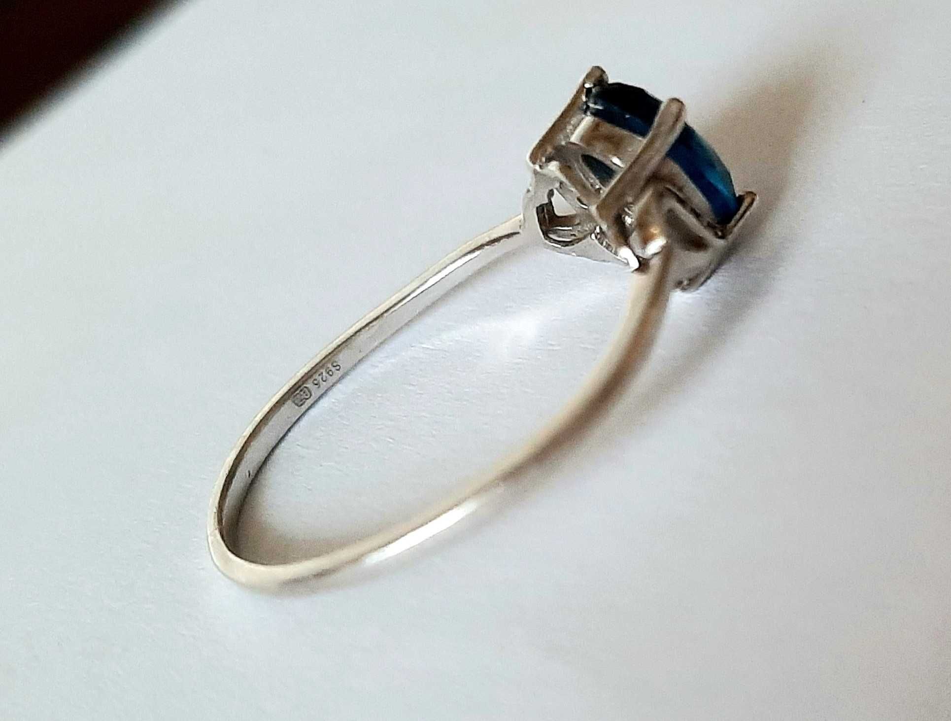 Srebrny pierścionek z szafirowym okiem i cyrkoniami