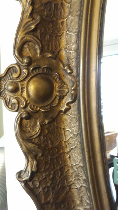 duże lustro w starej ramie