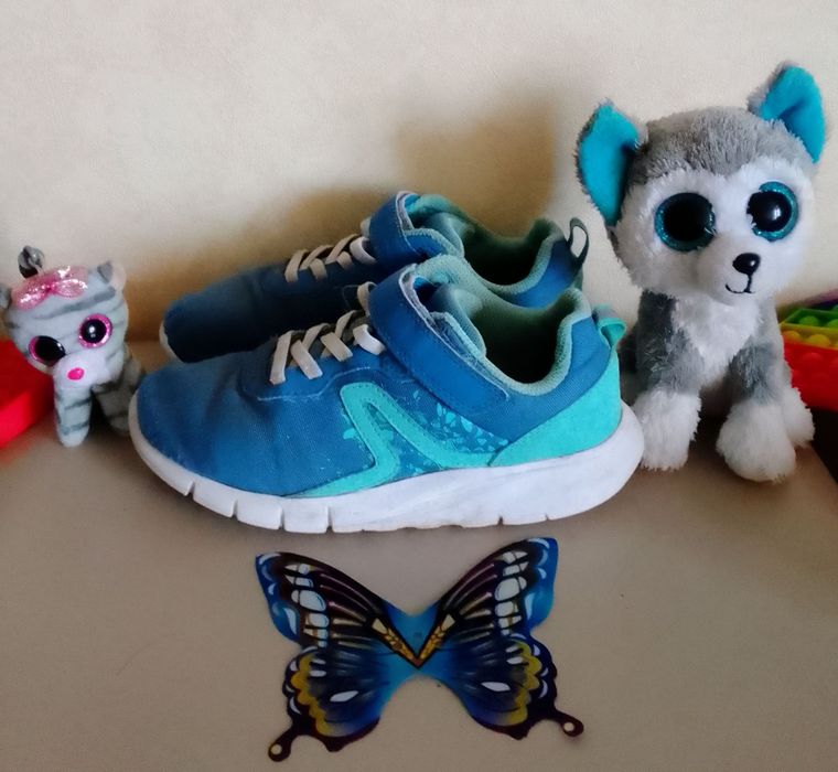 Свои фирменные детские кроссовки. Made in Turkey. Размер 32 (21.5 см).