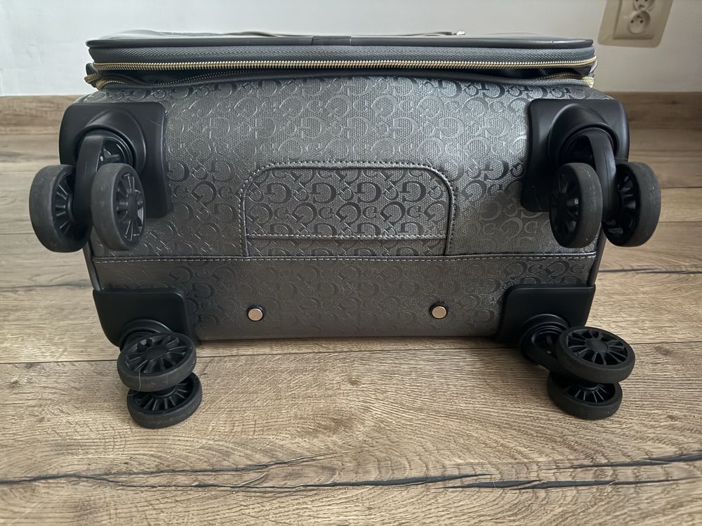Walizka guess cabin bag