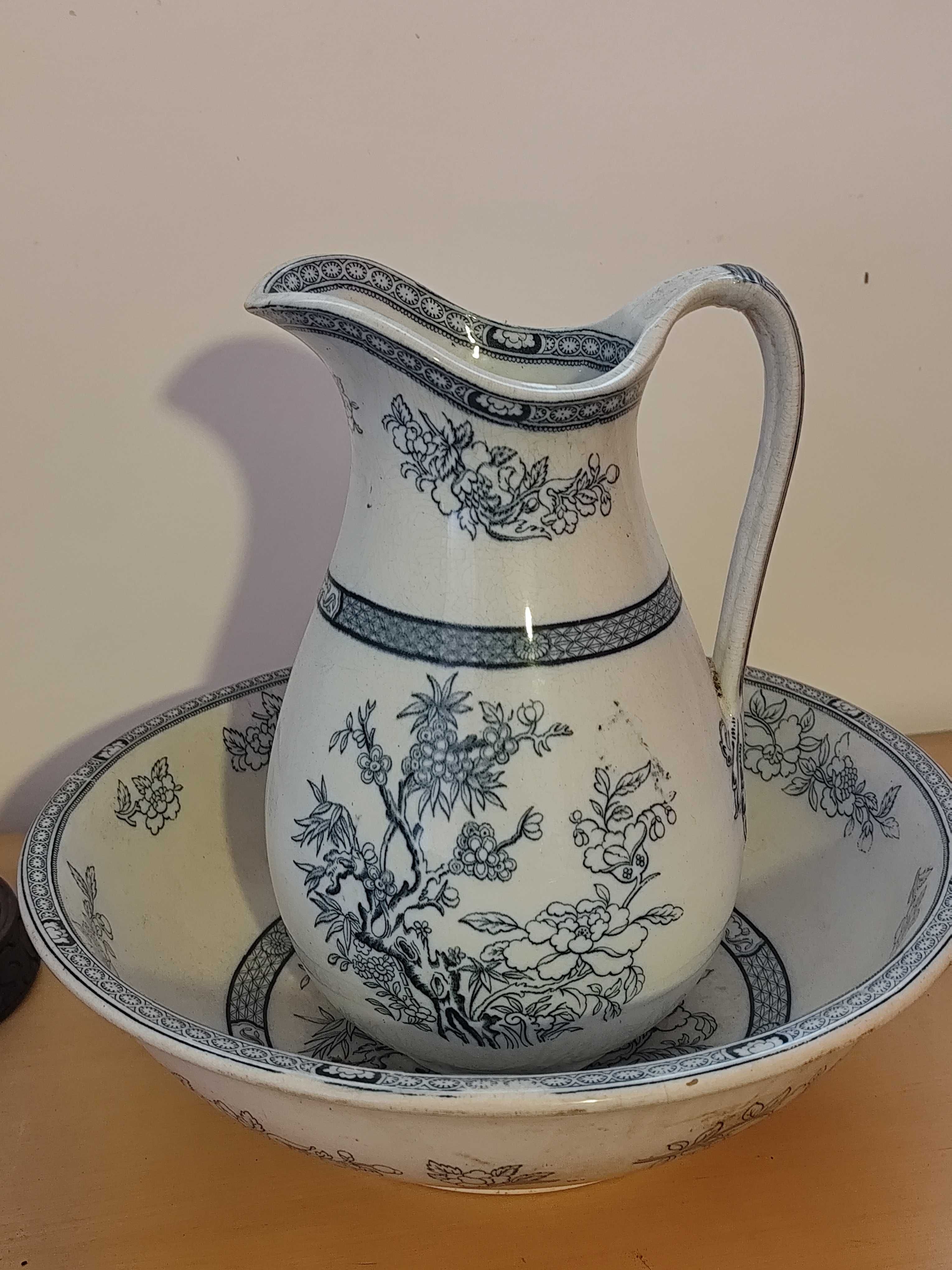 Bacia antiga louça