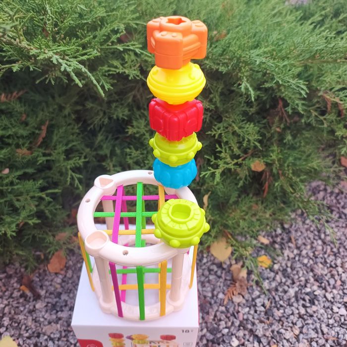 Куб логічний з резиночками 6 брязкалець,іграшка розвиваюча сортер