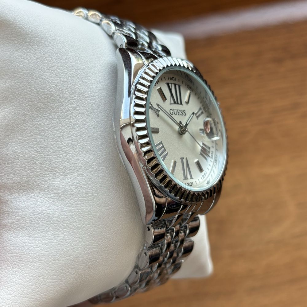 Жіночий годинник Guess срібного кольору з світлим циферблатом