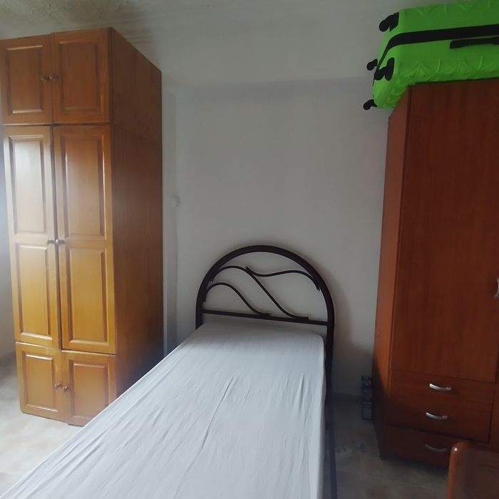 Arrendo um quarto.
400€
Incluso água, luz gás e internet .
Ótima local