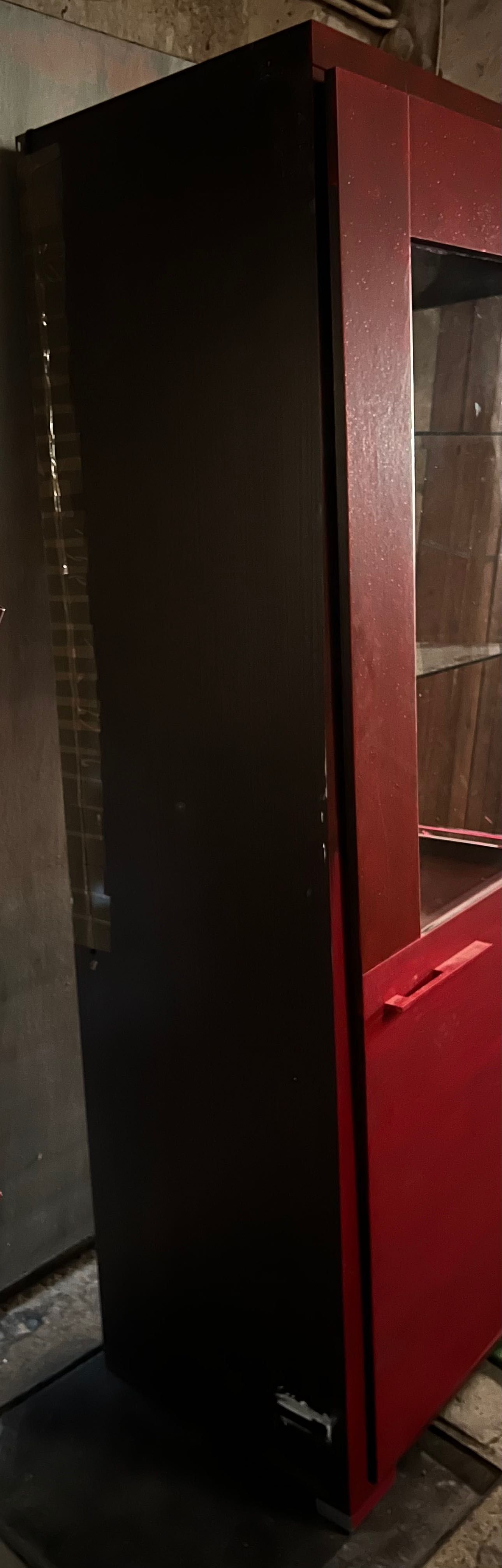 Szafa z półkami i drzwiami szklanymi czerwono brązowa