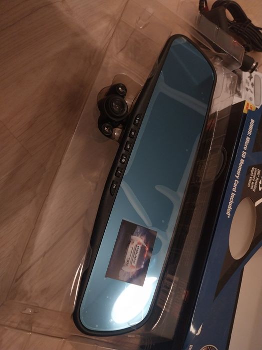Kamera samochodowa z lusterkiem wstecznym