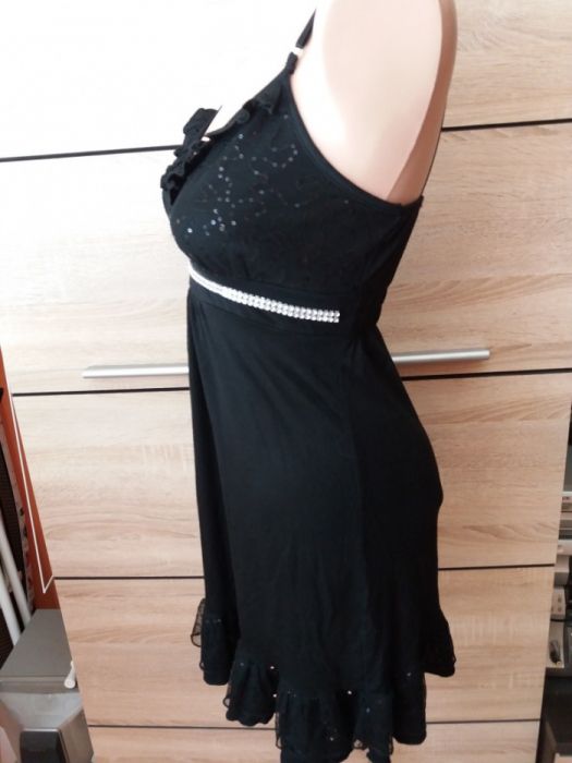 Sukienka czarna z cyrkoniami i falbankami
