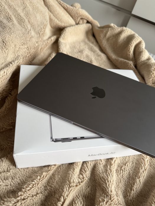 MacBook Air M2 stan idealny