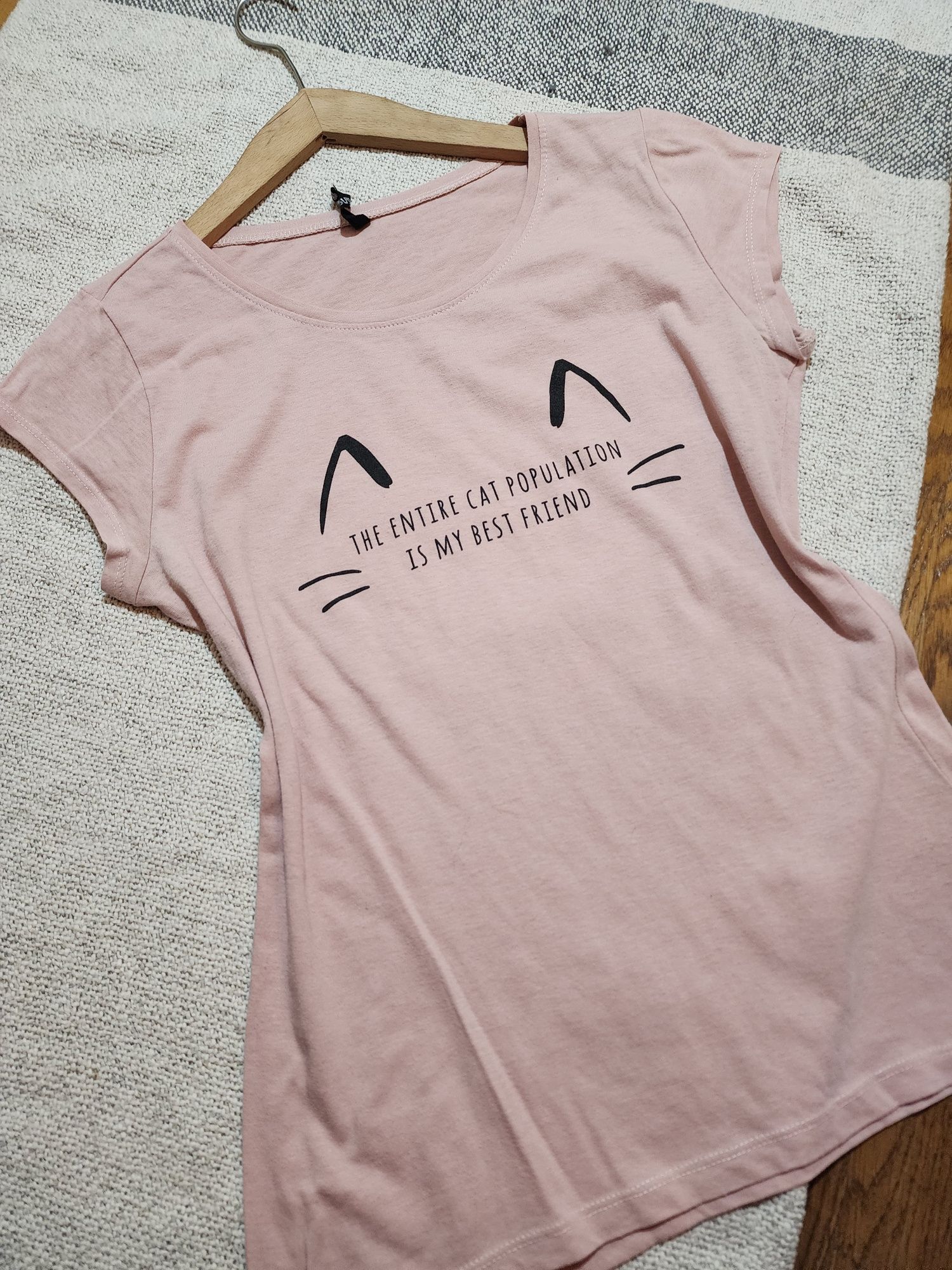 Różowy pudrowy t-shirt z napisem o kotach dla kociarzy