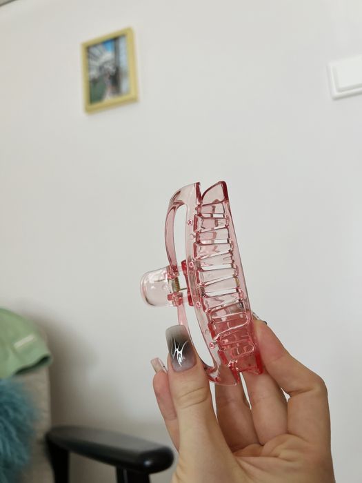 Różowa spinka do włosów alternative coquette