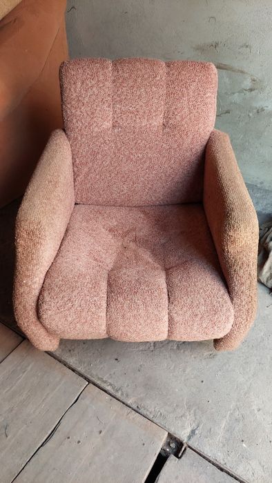 Крісла б/у.Потребують ремонту.На першому фото є два крісла.