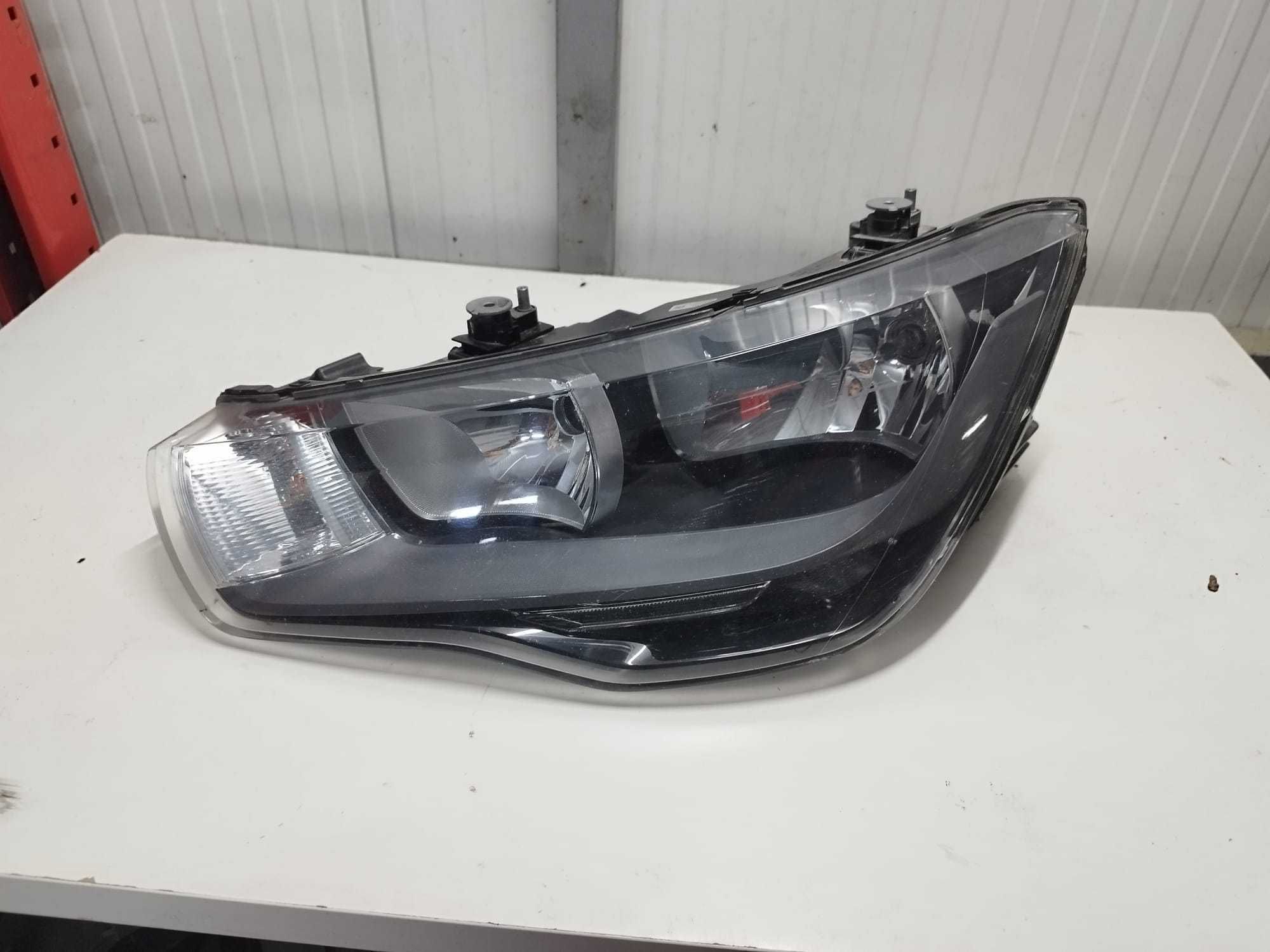 Farol Audi A1 frente esquerdo