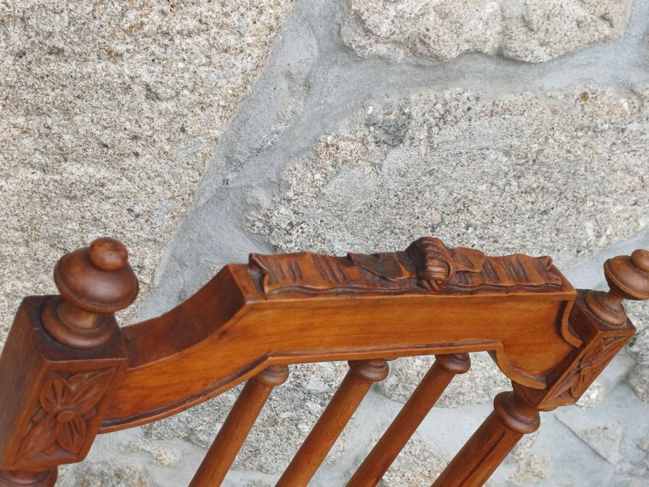 Cadeira muito antiga de madeira com assento em palhinha