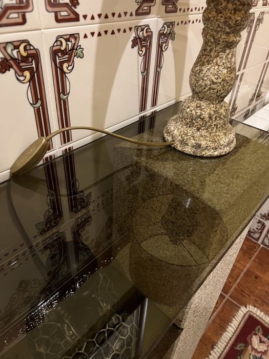 Móvel interior de casa em pedra e vidro