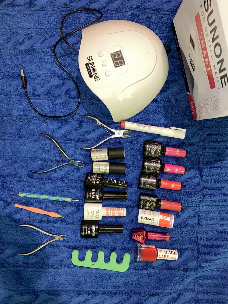 Zestaw do manicure z lakierami hybrydowymi z lampa