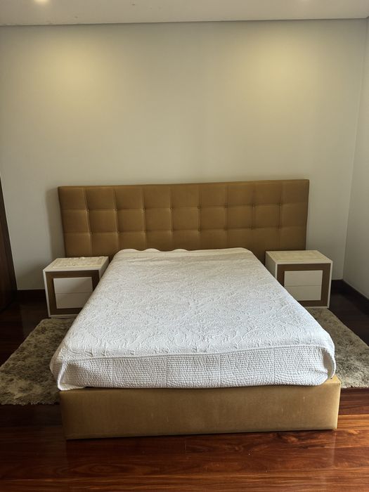 Sommier + 2 mesinhas + comoda