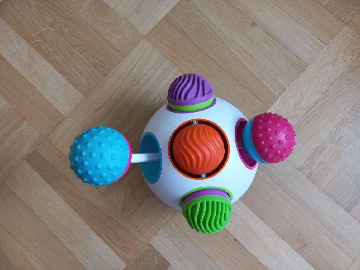 Zabawka sensoryczna kule Klicklity marki Fat Brain Toys.