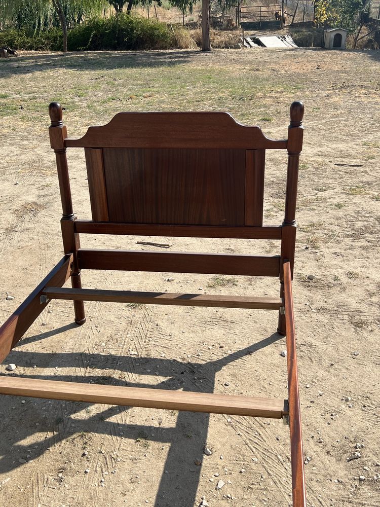 Cama de Mogno castanha