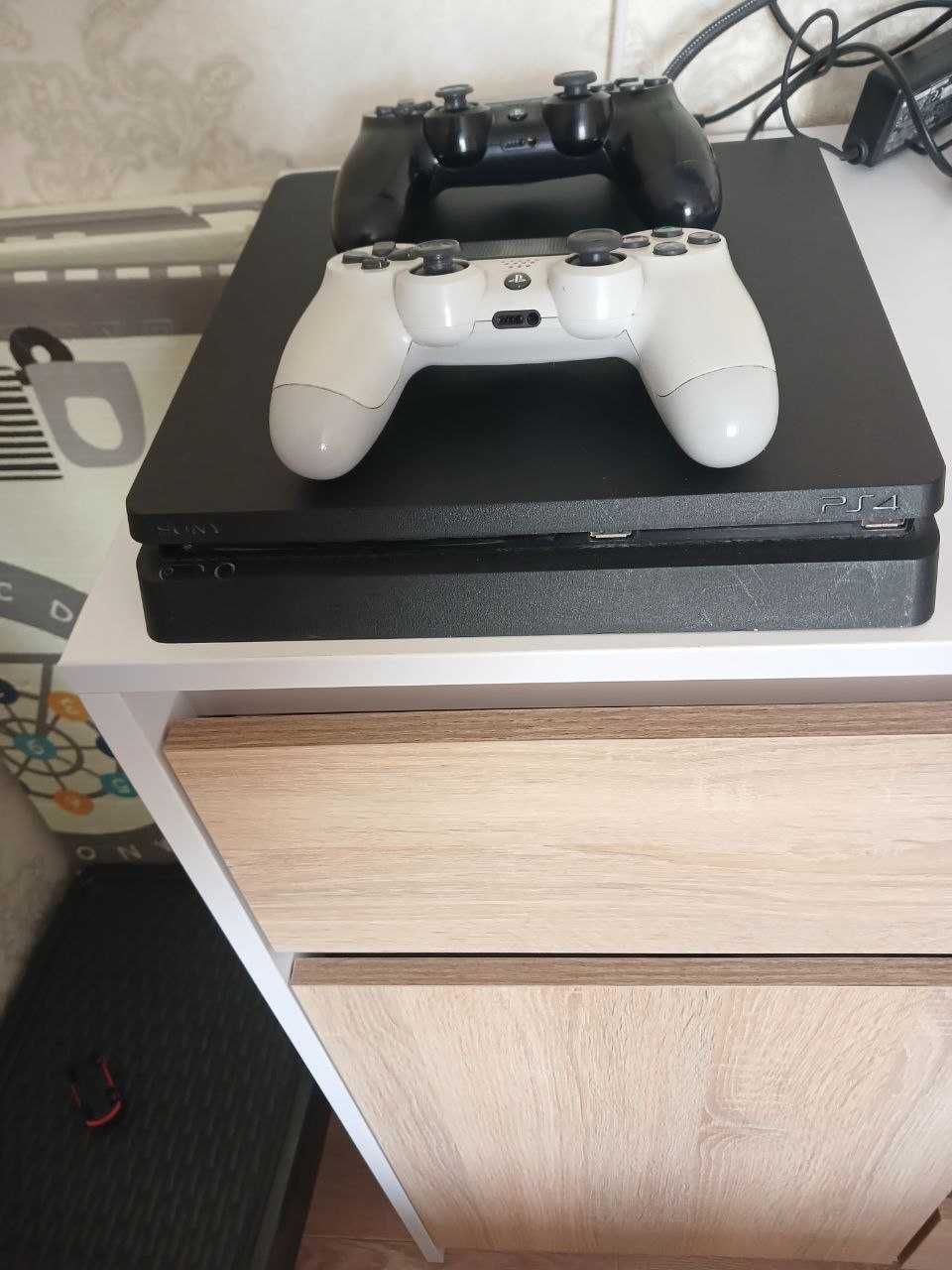 Продам PS 4 + 2 джойстики + зарядку