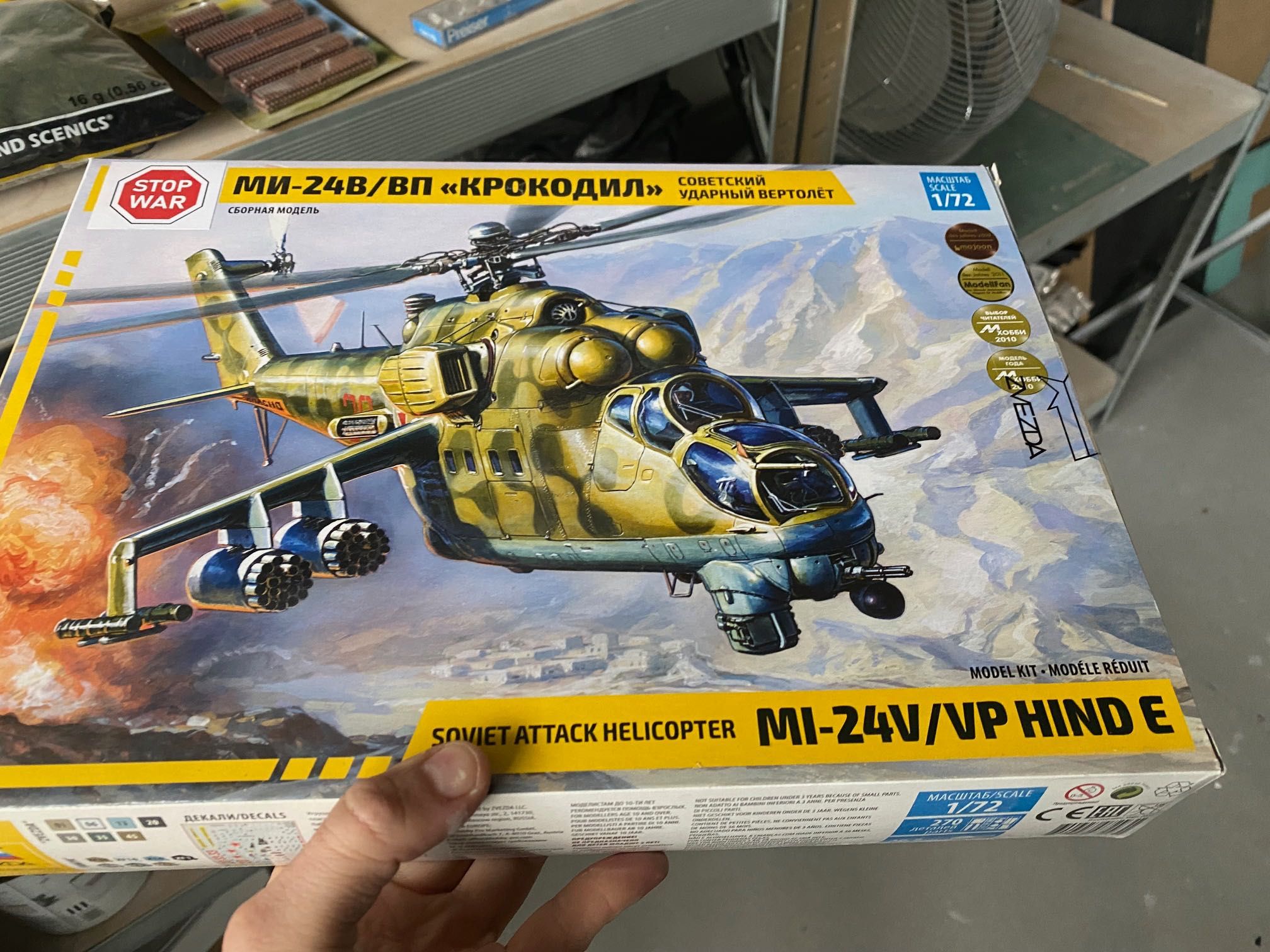 Model Zvezda 7293 Soviet attack helicopter MIL MI-24 V/VP Hind E