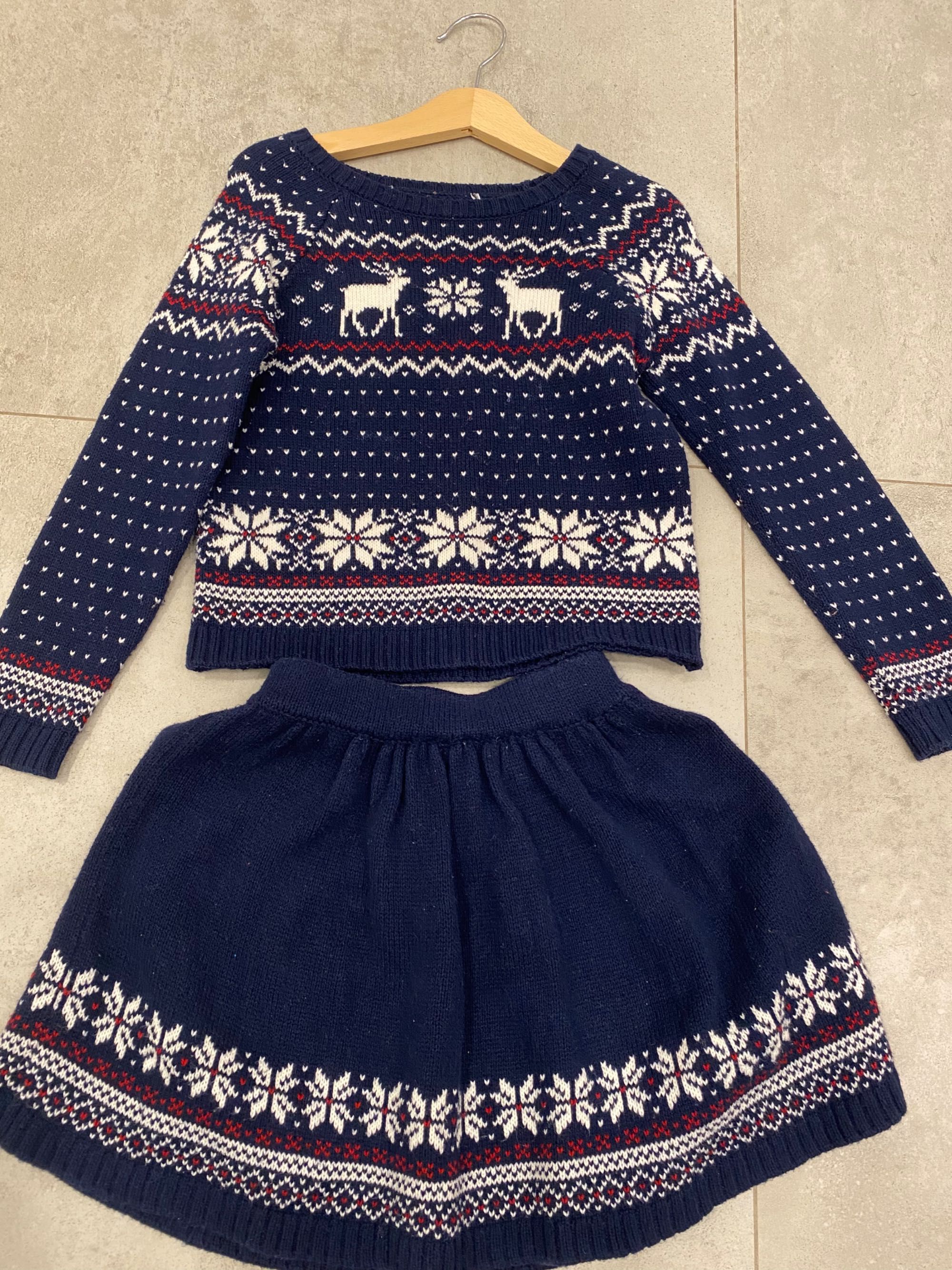 Zimowy sweterek ze spódniczką dla dziewczynki 104