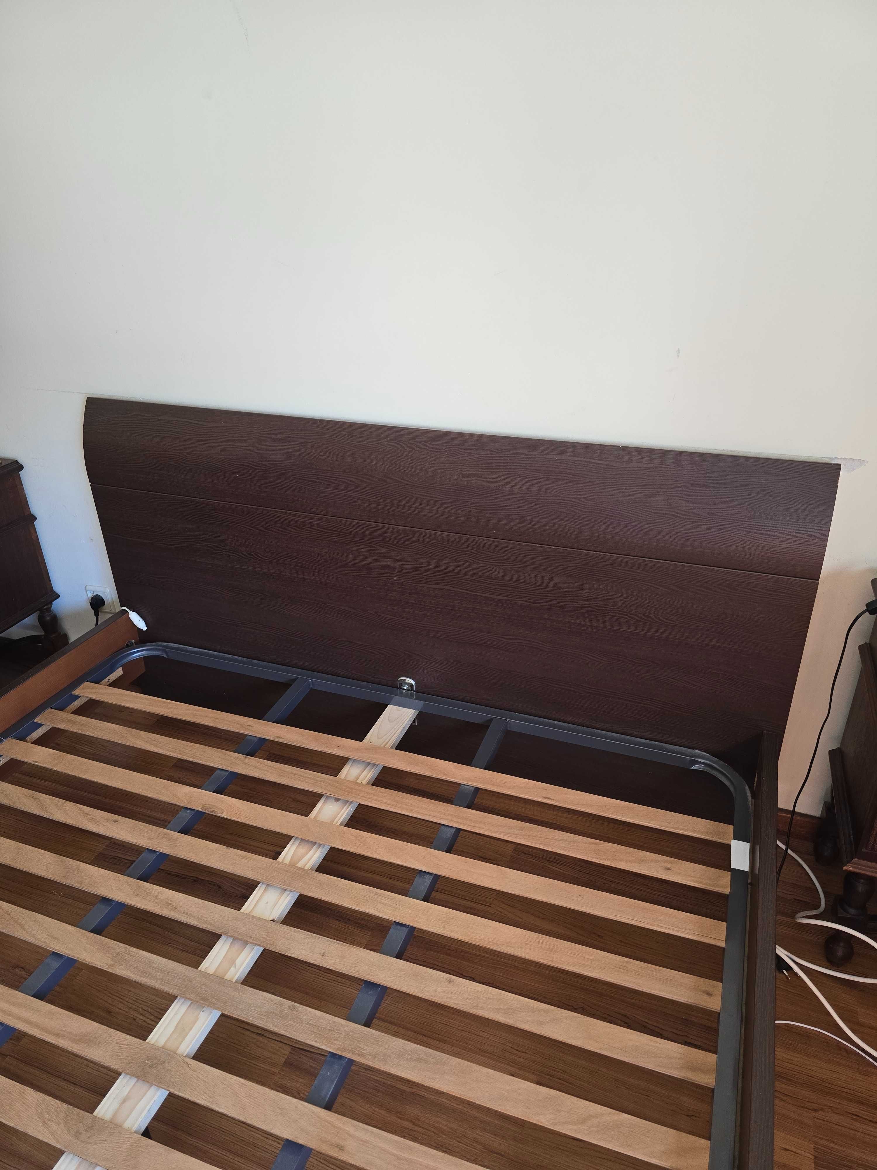 Cama, com estrado e colchão Queen Size cor tabaco