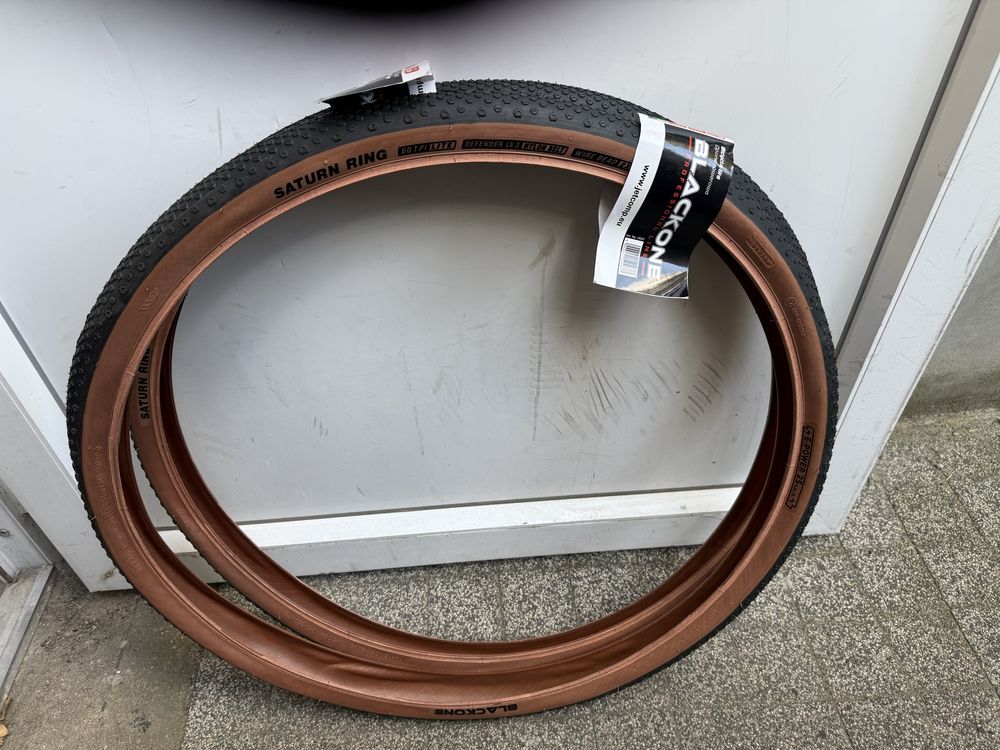 Dwie opony Blacone Saturn Ring 700x38c Gravel czarna z brązowym bokiem