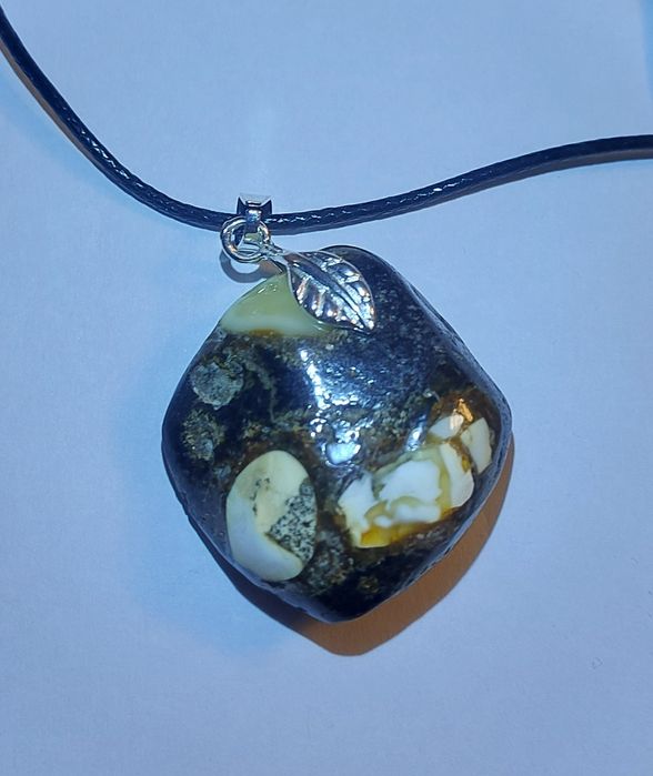 oryginalny bursztyn z białymi inkluzjami