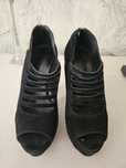 Sapatos abertos com tiras