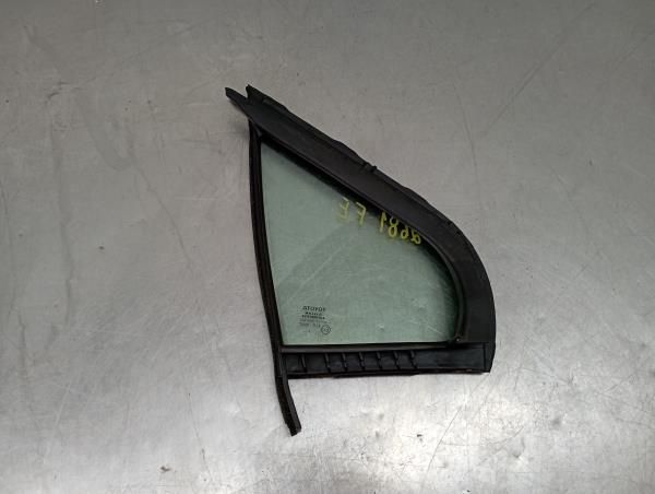 Vidro triangular frente esquerdo TOYOTA Yaris (_P13_)