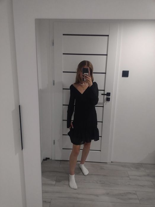 Sukienka czarna delikatna klasyczna elegancka z falbanką długi rękaw k