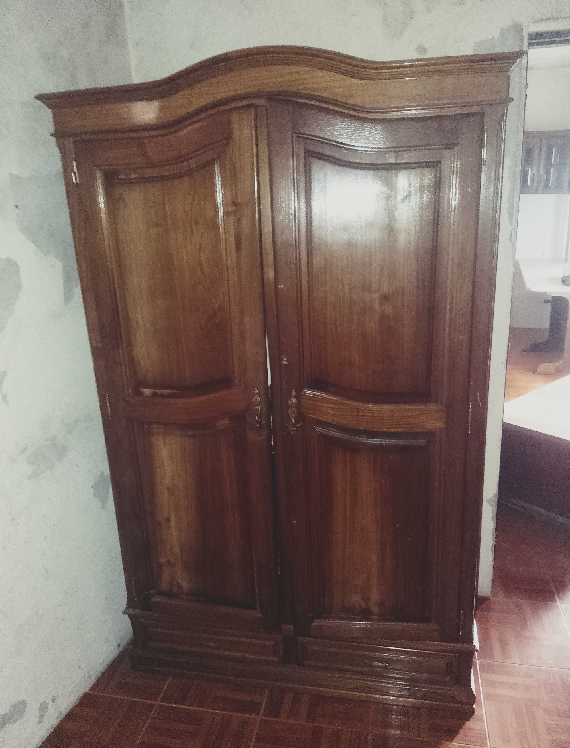 Cama, sofá e mesa de cozinha em pedra