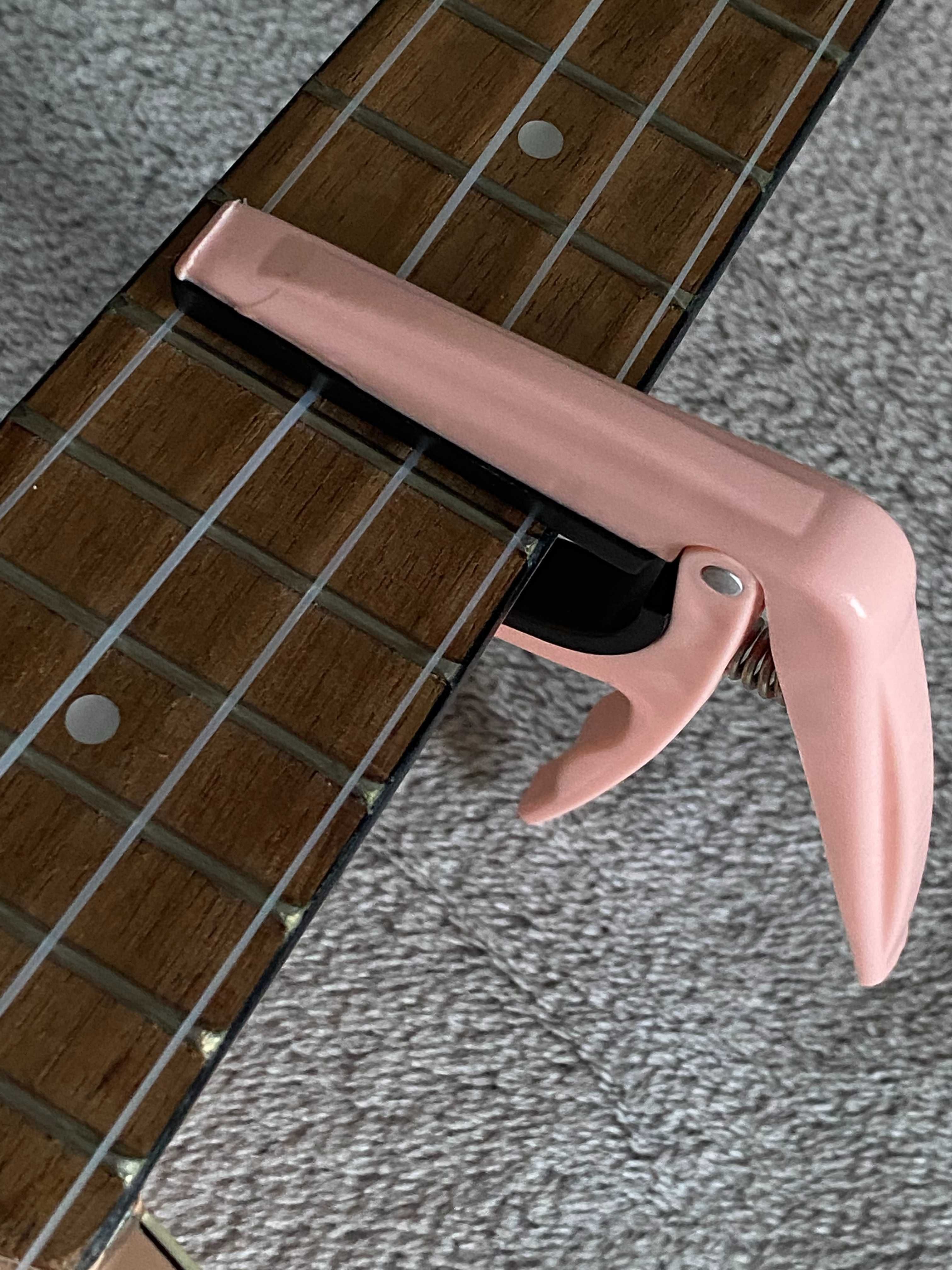 укулеле Fender, рожевого кольору з кападастром