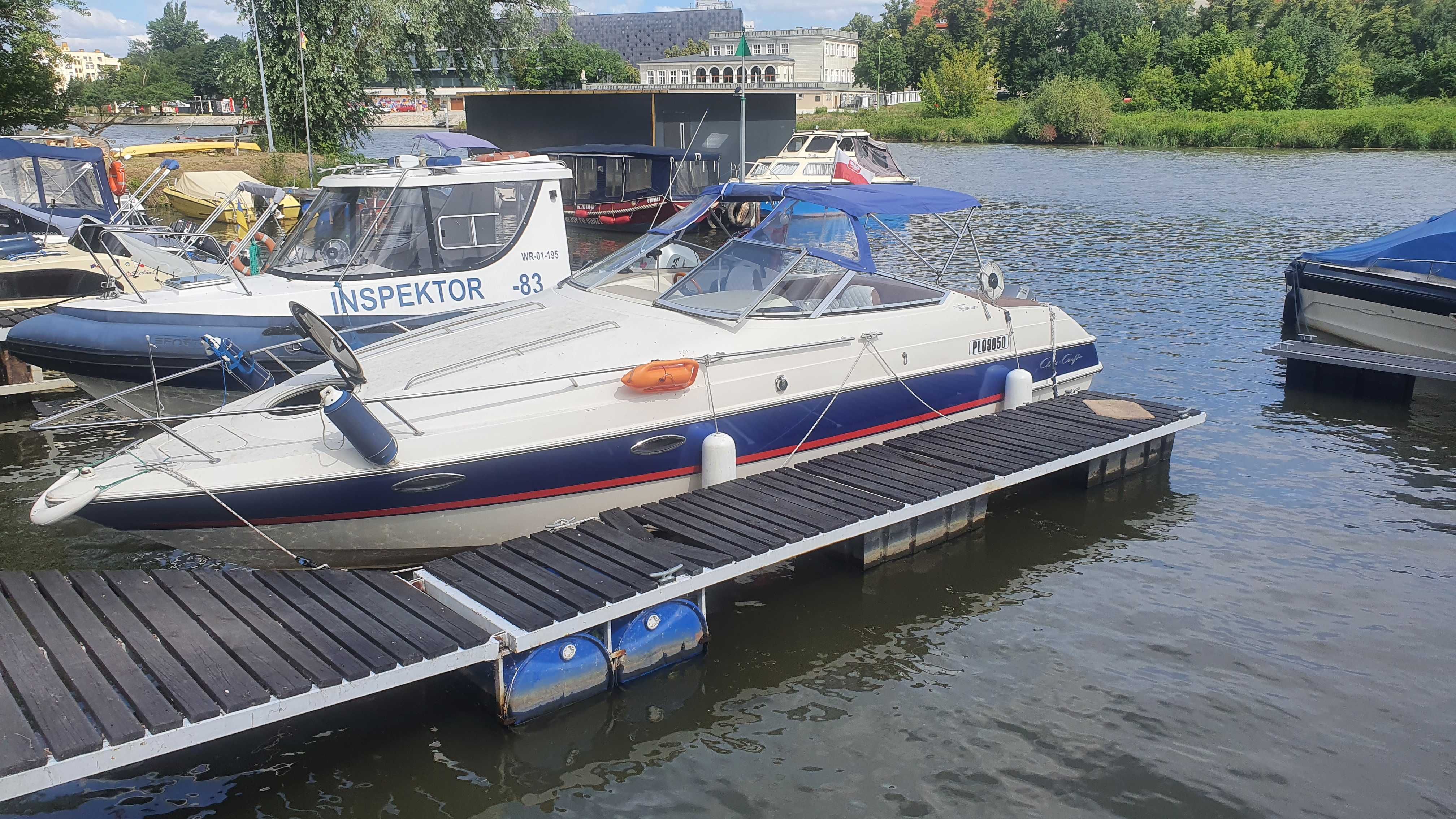 łódź motorowa rekreacyjna , jacht kabinowy silnik zaburtowy