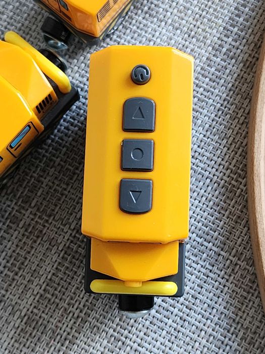 Жовтий Поїзд на батарейках з вагонм Новий BRIO LILLABO Новий