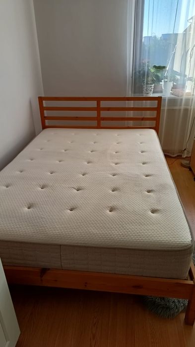 Łóżko z materacem i stelażem.