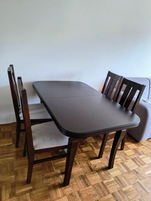 Stół z krzesłami do jadalni