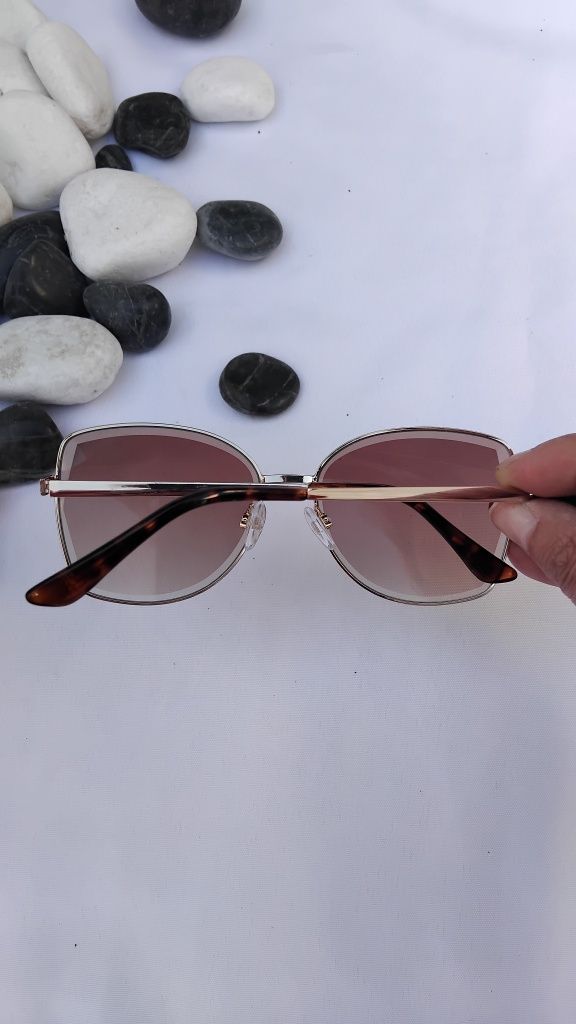 Óculis de sol com armação dourada e lentes marrom-Seaside